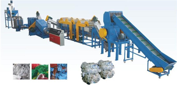 廢舊塑料回收造粒生產(chǎn)線生產(chǎn)調(diào)試、修理儲(chǔ)料式型坯機(jī)頭時(shí)